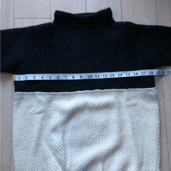 Escada Sport Wool Blend Mock Neck Colorblock Sweater in Black & White Size L - Picture 2 of 13